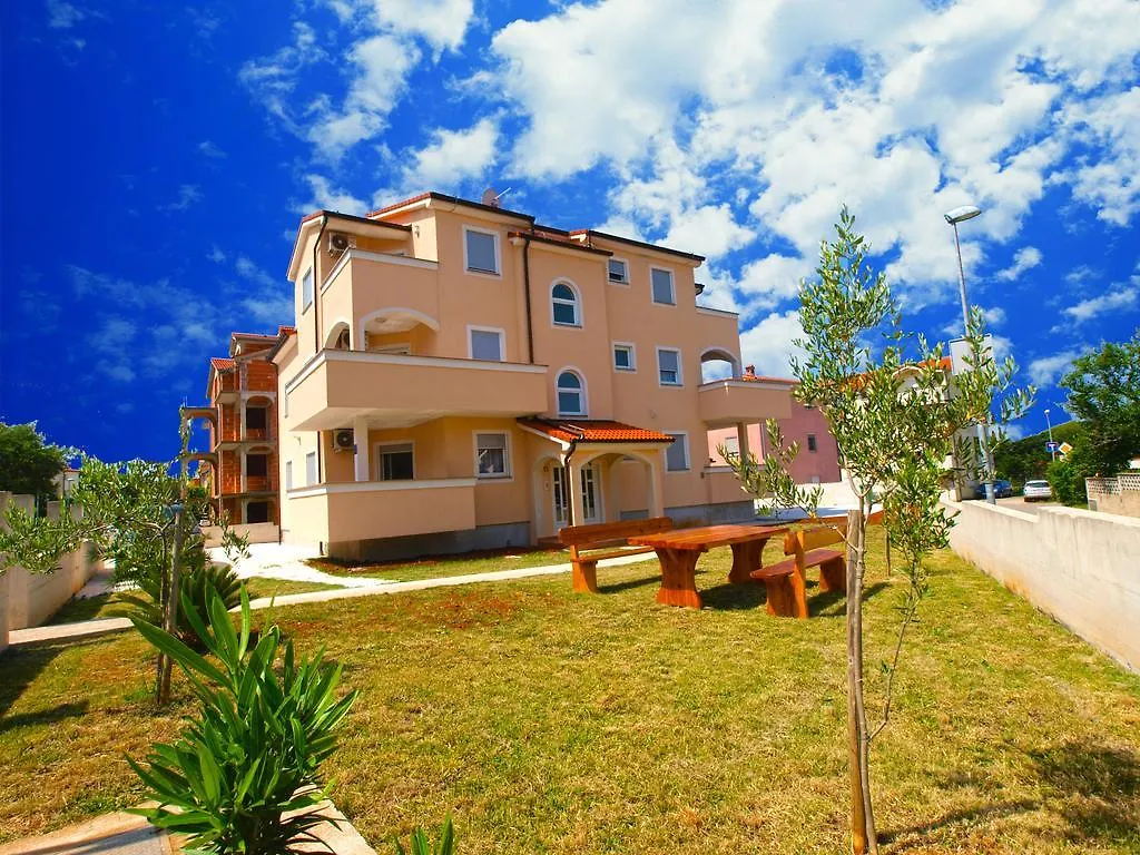 Apartments Medulin 396 0*,